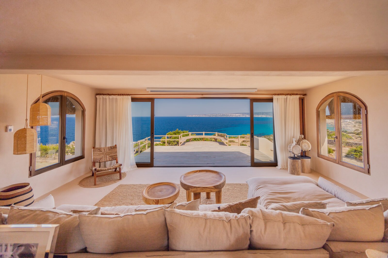 Salón con ventanal al Mediterráneo