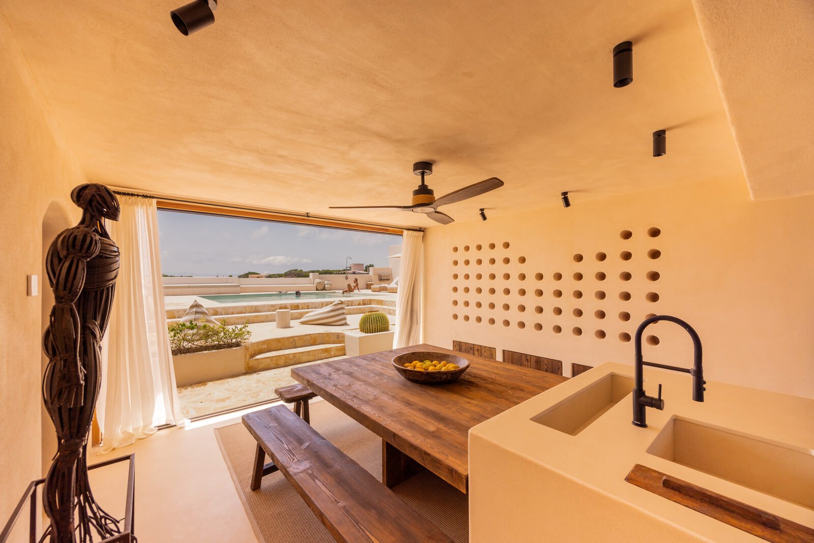 Cocina de Can Roque con vistas al mar